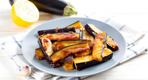 Melanzane glassate con insalata di arachidi: la ricetta vegan agrodolce e speziata